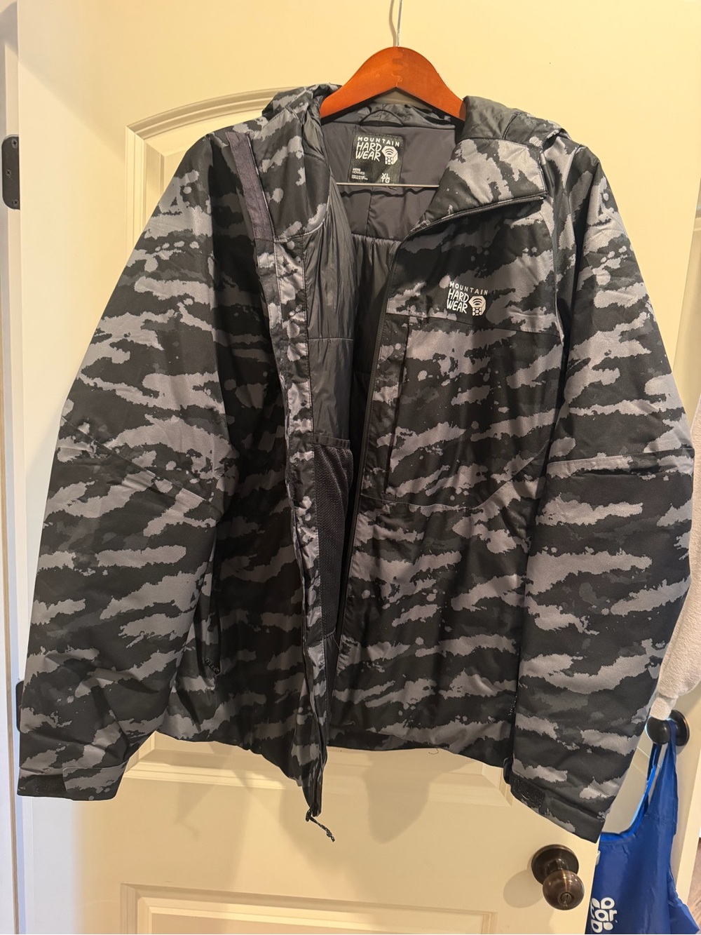 Mountain Hardwear Men's Black and Gray Camo Hooded Puffer Jacket